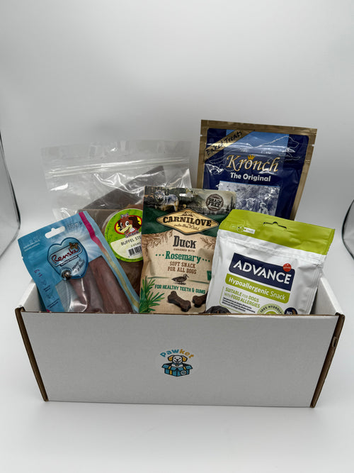 Pawket maandbox gevuld met glutenvrije hondensnacks, kauwbotten en trainingssnoepjes voor gevoelige hondenbuiken